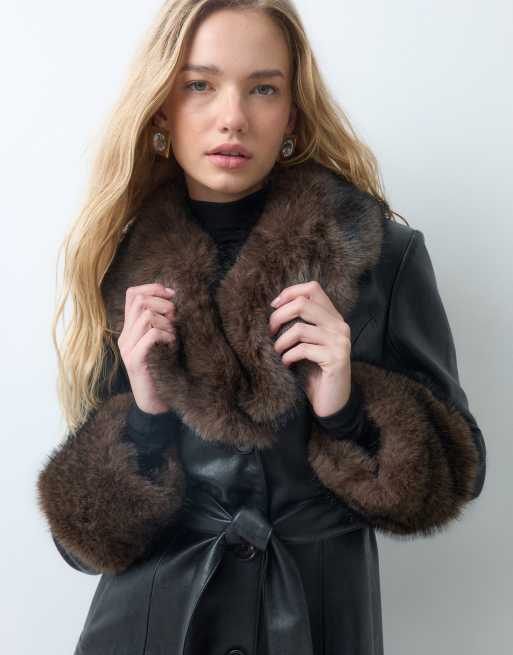Mango manteau ceinturé noir avec finitions en fausse fourrure, 4 de 5