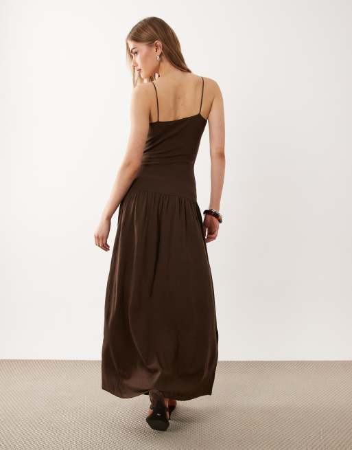 Mango – Maxikleid in Braun mit Riemchenträgern, U-Ausschnitt und tiefer Taille, 4 von 4