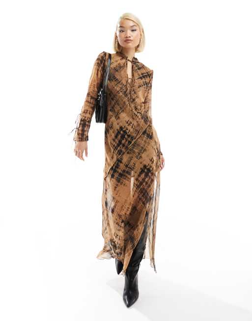 Mango – Maxikleid mit Rüschendetail und Print in Braun 