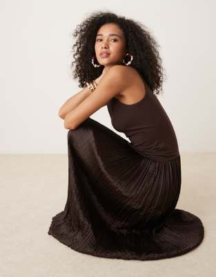 Mango - Midaxi-Kleid aus Baumwollmix in Braun mit tiefer Taille und plissiertem Rock