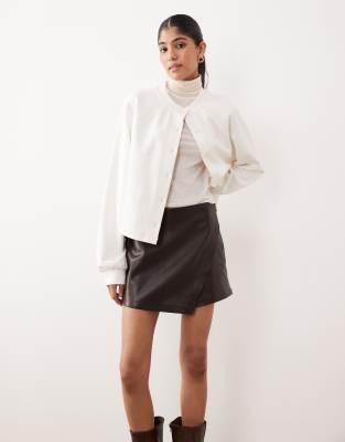 Mango - Mini-Skort aus Kunstleder in Schokobraun-Brown