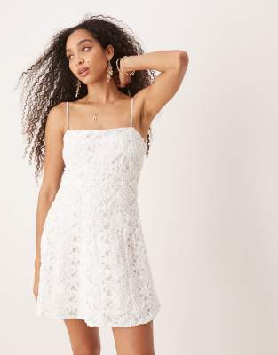 Mango - Minikleid aus Baumwolle in Weiß mit Blumenapplikation