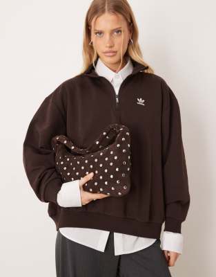 Mango - Mit Nieten besetzte Schultertasche aus 100% Wildleder in Schokobraun-Brown