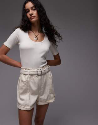 Mango - Mom-Shorts aus Denim in Beige mit Gürtel-Neutral