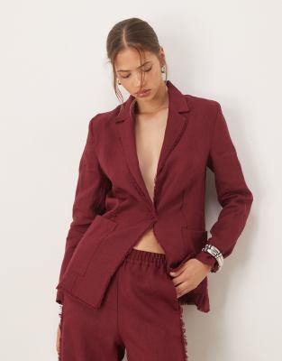 Mango – Mörkröd, figurnära kavaj i 100% linne med fransig kant, del av ...