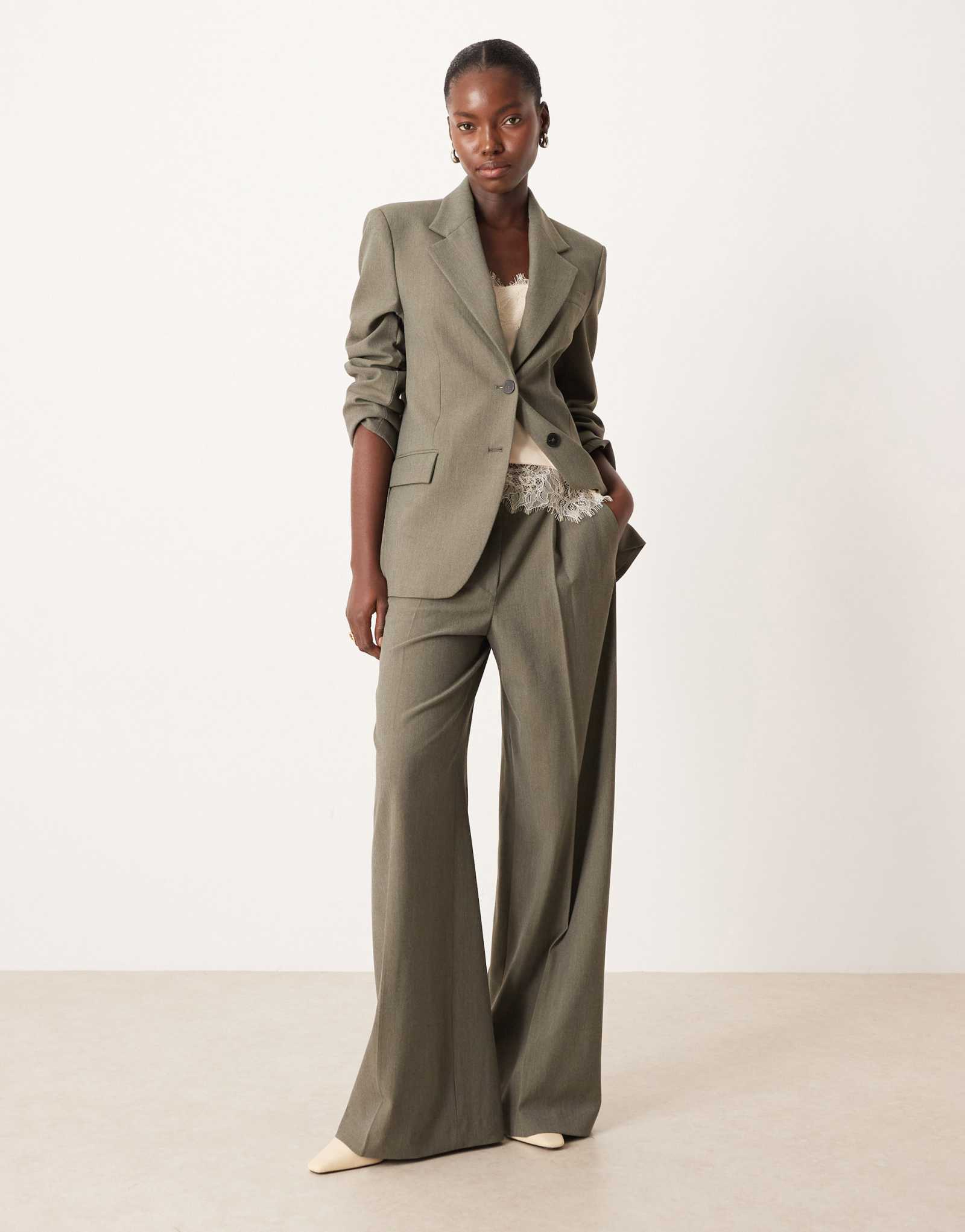 Свободные брюки Mango Napoli с плиссировкой спереди зеленого цвета - часть комплекта