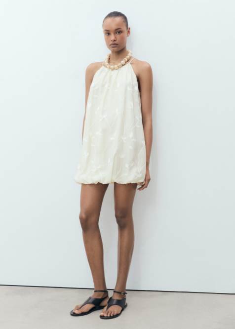 Mango – Neckholder-Kleid in Cremeweiß mit Ballonsaum und Blumenstickerei - view 1