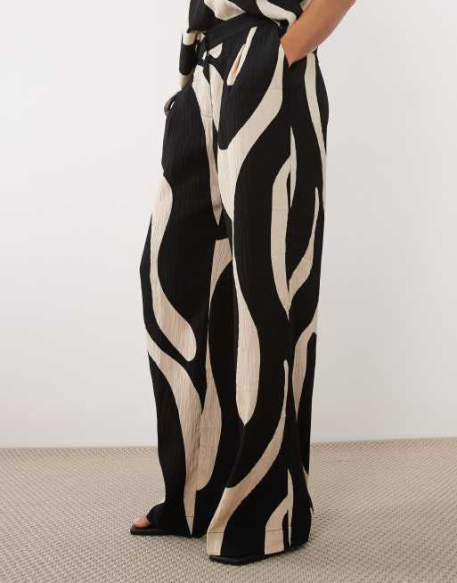 Mango – Nikita – Gerade geschnittene Hose in Schwarz mit Wirbelmuster in Cremeweiß und Knitteroptik, Kombiteil, 2 von 5