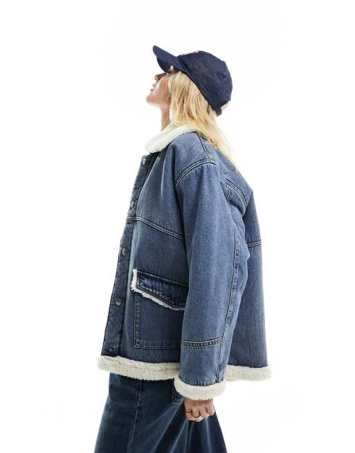 Mango – Oversize-Jeansjacke in Blau mit Lammfellimitat
