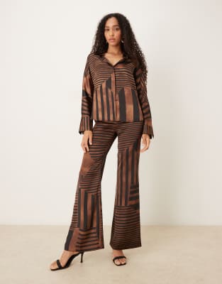 Mango - Pantalon évasé d'ensemble en satin à motifs géométriques - Marron-Brown