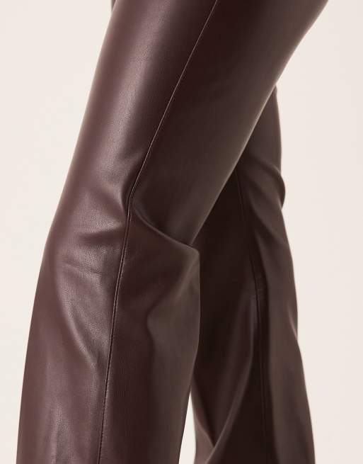 Mango - Pantaloni a zampa rosso scuro in pelle sintetica, 3 di 5