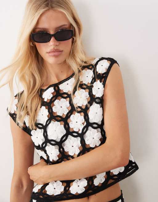 Mango - Parasol - Coordinato nero all'uncinetto con crop top trasparente con maniche ad aletta e minigonna con dettagli a fiori, 2 di 3