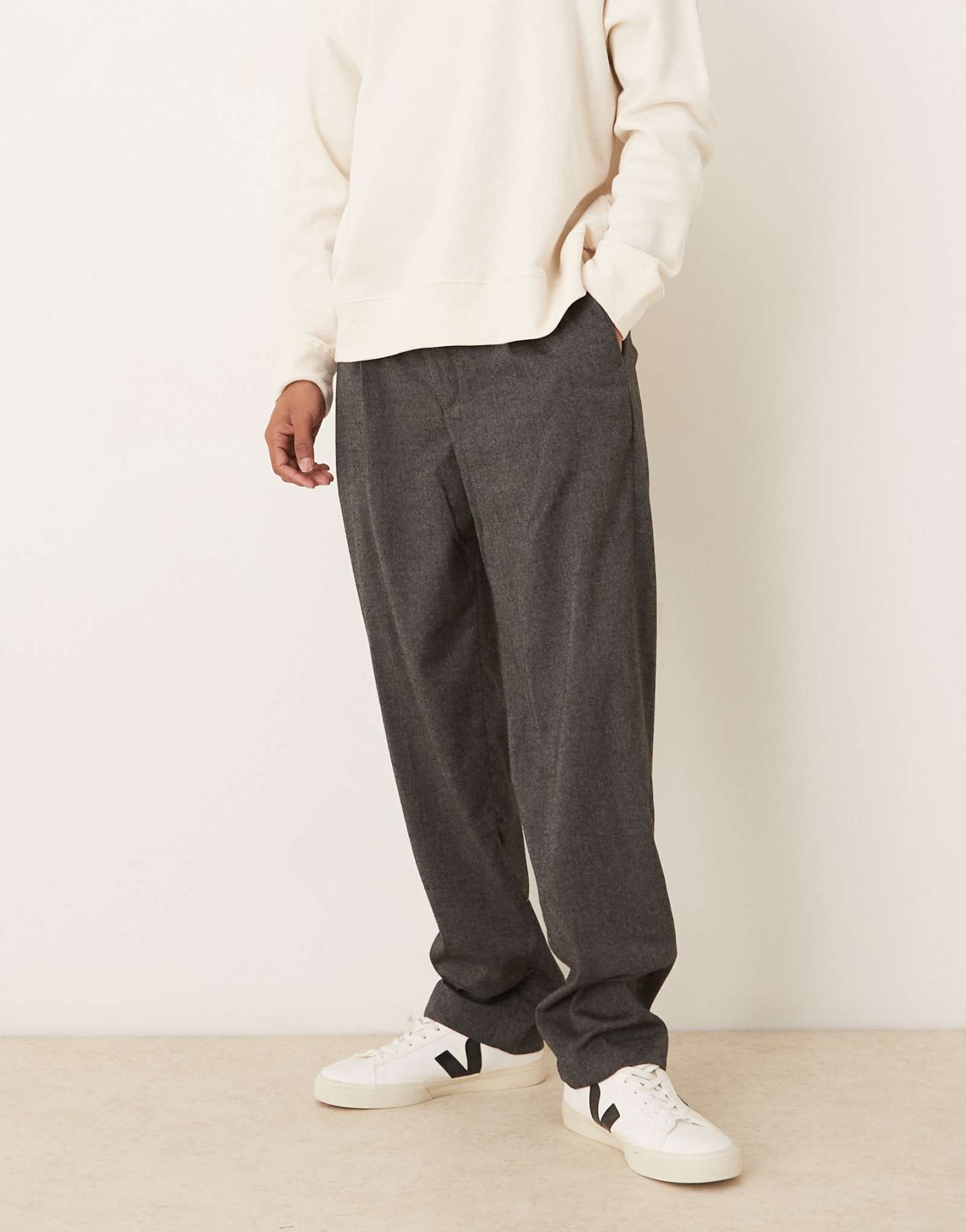 Сшитые на заказ брюки серого цвета со складками спереди от Mango