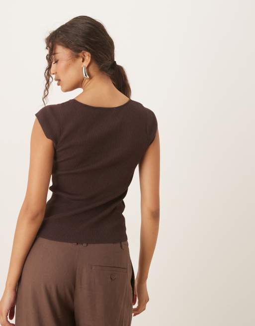 Mango – Prążkowany brązowy T-shirt z krótkimi rękawkami z delikatnej dzianiny, 3 z 4