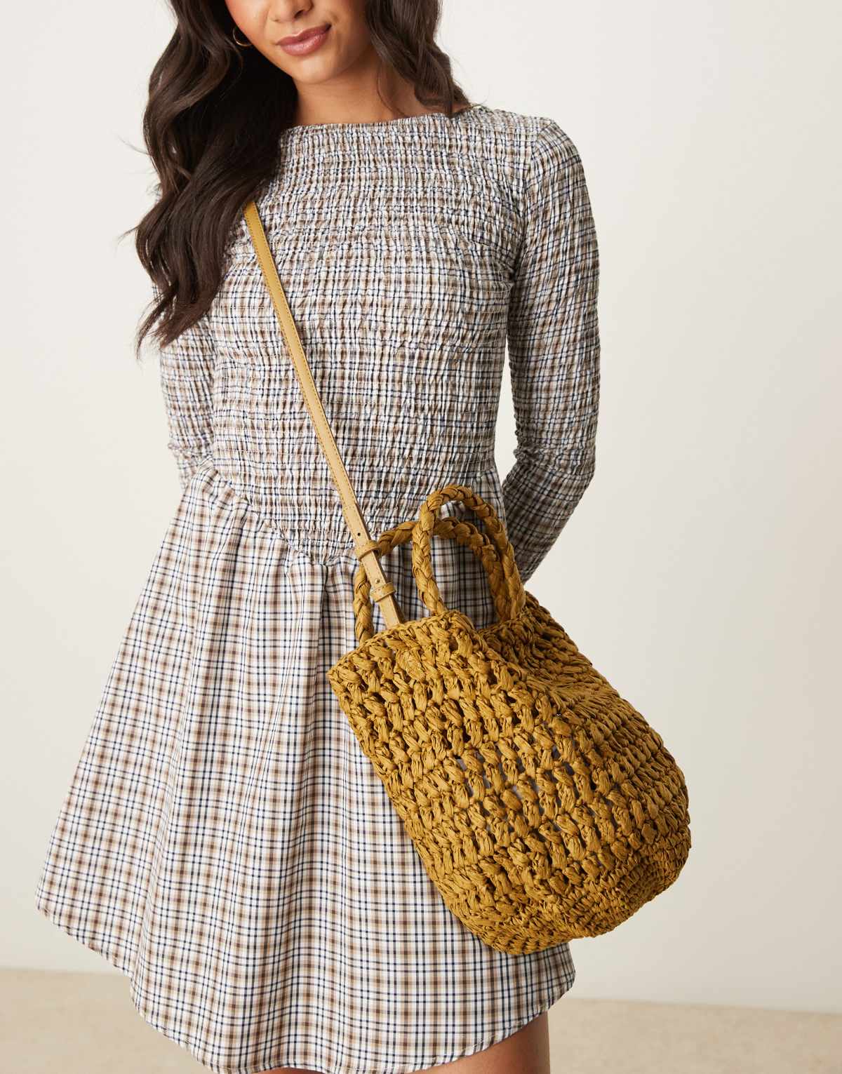 Mango raffia bucket bag with linning in tan