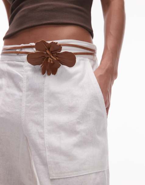 Mango – Riemchengürtel aus Leder in Braun mit Blumendetail - view 1