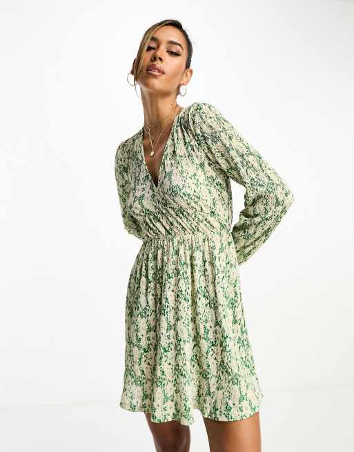 Mango Robe courte a col en V avec details fronces et imprime fleurs Vert ASOS