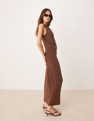 Robe longue à taille cintrée et détail métallique doré sur l'épaule - Marron chocolat M