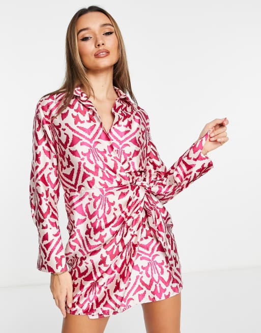 Mango – Rosa mönstrad miniklänning i satin med omlottdesign