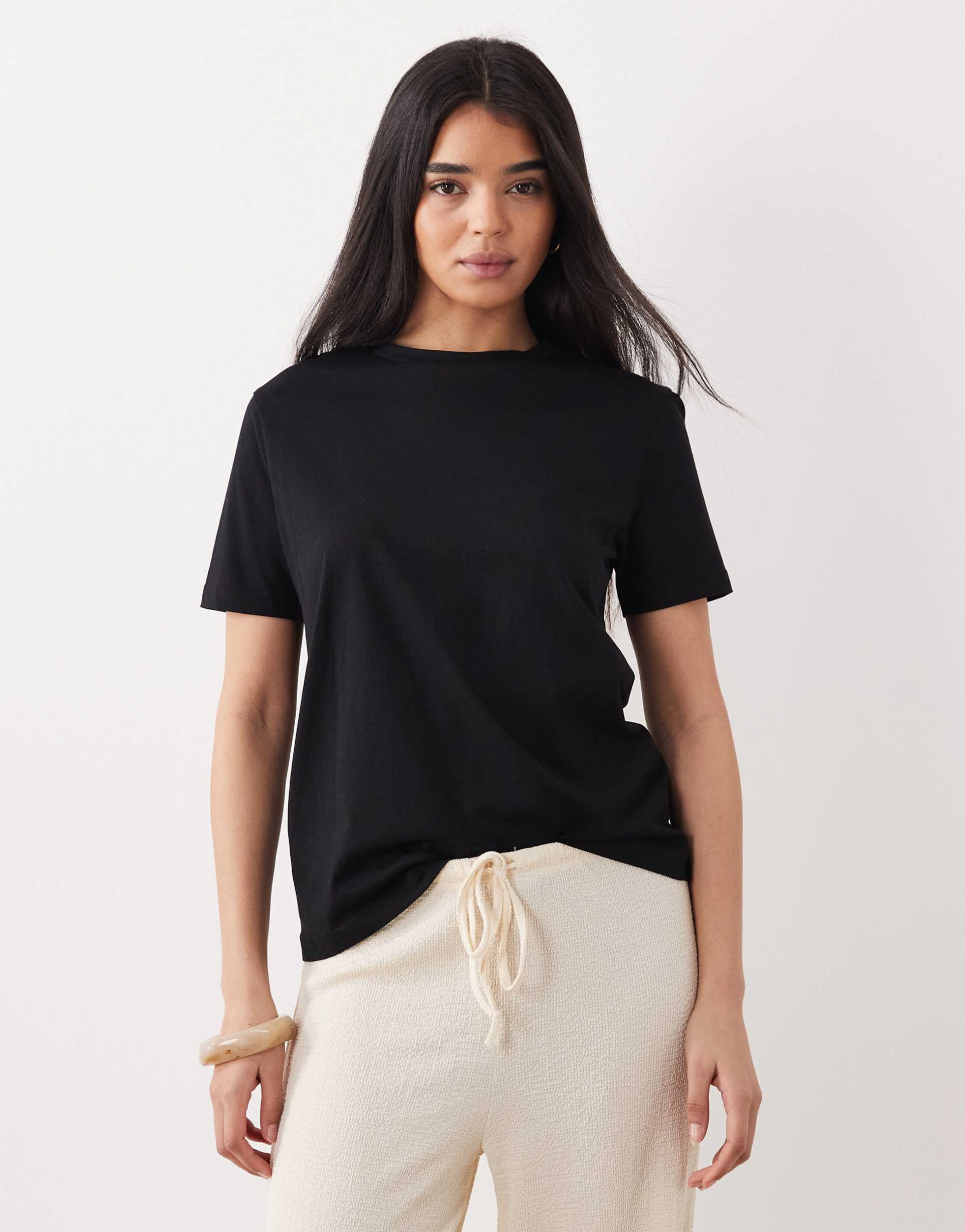 mango round neck t-shirt in black