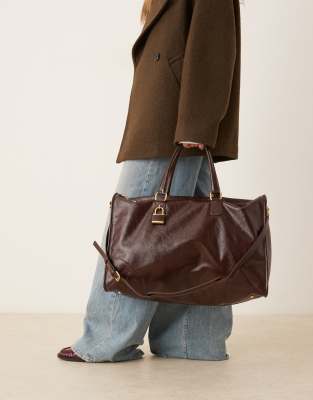 Mango - Sac bandoulière en cuir avec breloque cadenas - Marron foncé | ASOS