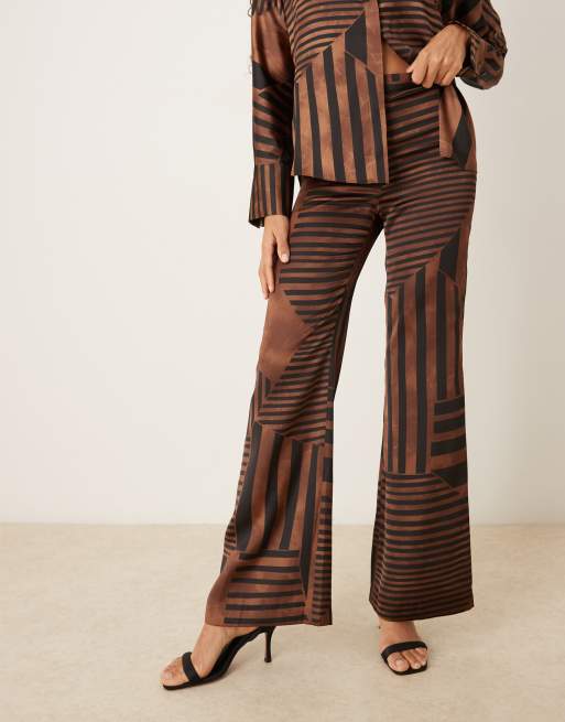 Mango - Satijnen flare-broek met geometrische print in bruin, deel van co-ord set, 2 van 5