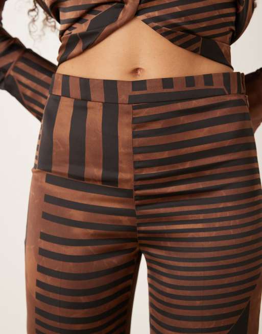 Mango - Satijnen flare-broek met geometrische print in bruin, deel van co-ord set, 3 van 5