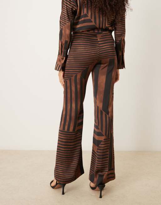 Mango - Satijnen flare-broek met geometrische print in bruin, deel van co-ord set, 4 van 5