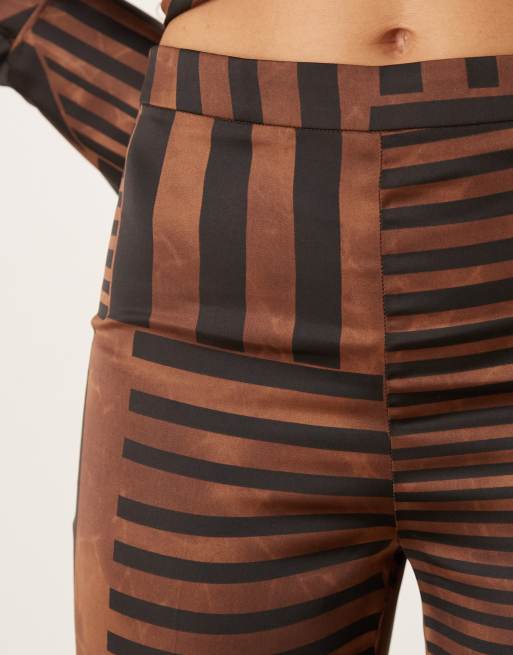 Mango - Satijnen flare-broek met geometrische print in bruin, deel van co-ord set, 5 van 5