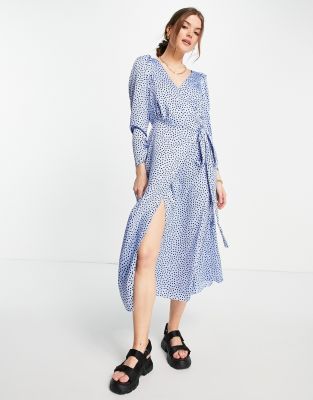 Mango - Satijnen midi jurk met uitvergrote schouders en overslag in blauw