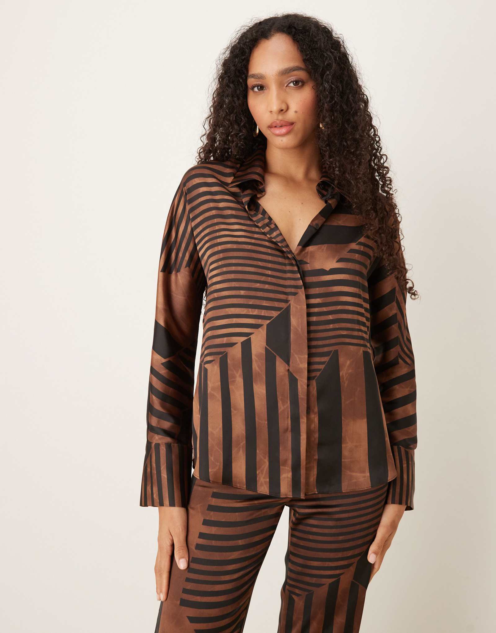 Атласная рубашка Mango с коричневым геометрическим принтом - часть комплекта