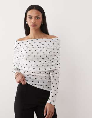 Mango - Schulterfreies, langärmliges Oberteil in Weiß mit schwarzen Polka Dots