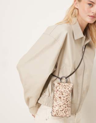 Mango - Schultertasche aus 100% Leder mit Kuhfleckenmuster-Brown