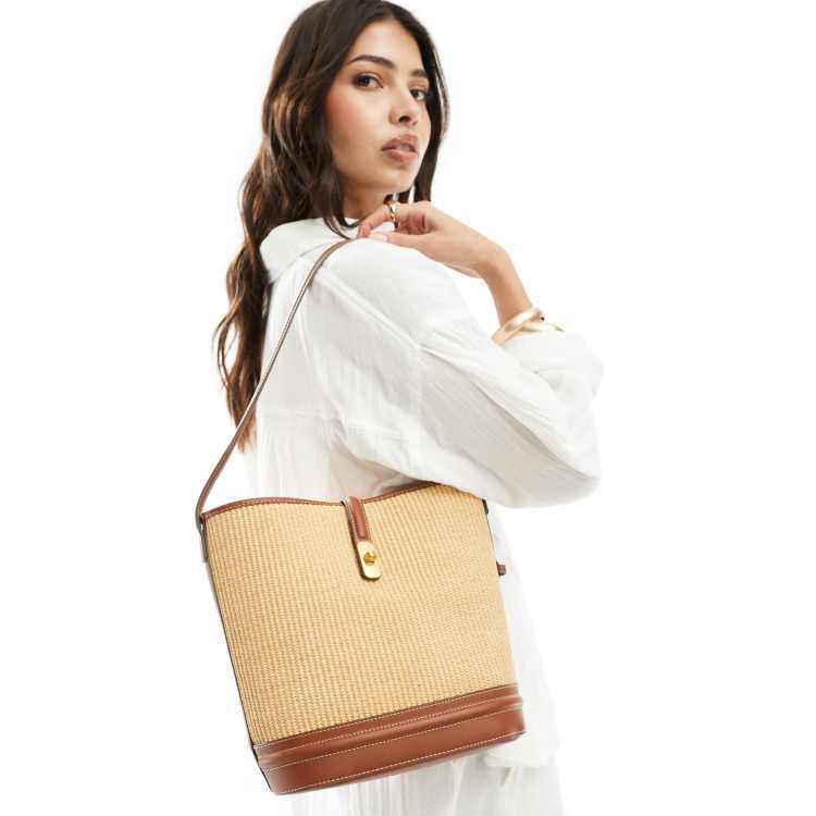 Mango – Schultertasche aus naturfarbenem Material in Flechtdesign 