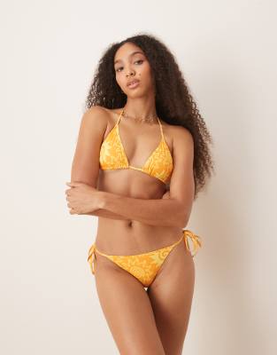 Mango - Seitlich gebundene Bikinihose in Orange mit Sonnenprint