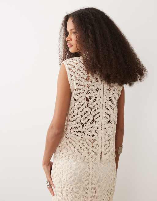 Mango – Setenta – Hochgeschlossenes, ärmelloses Häkel-Oberteil in Beige, Kombiteil, 4 von 4