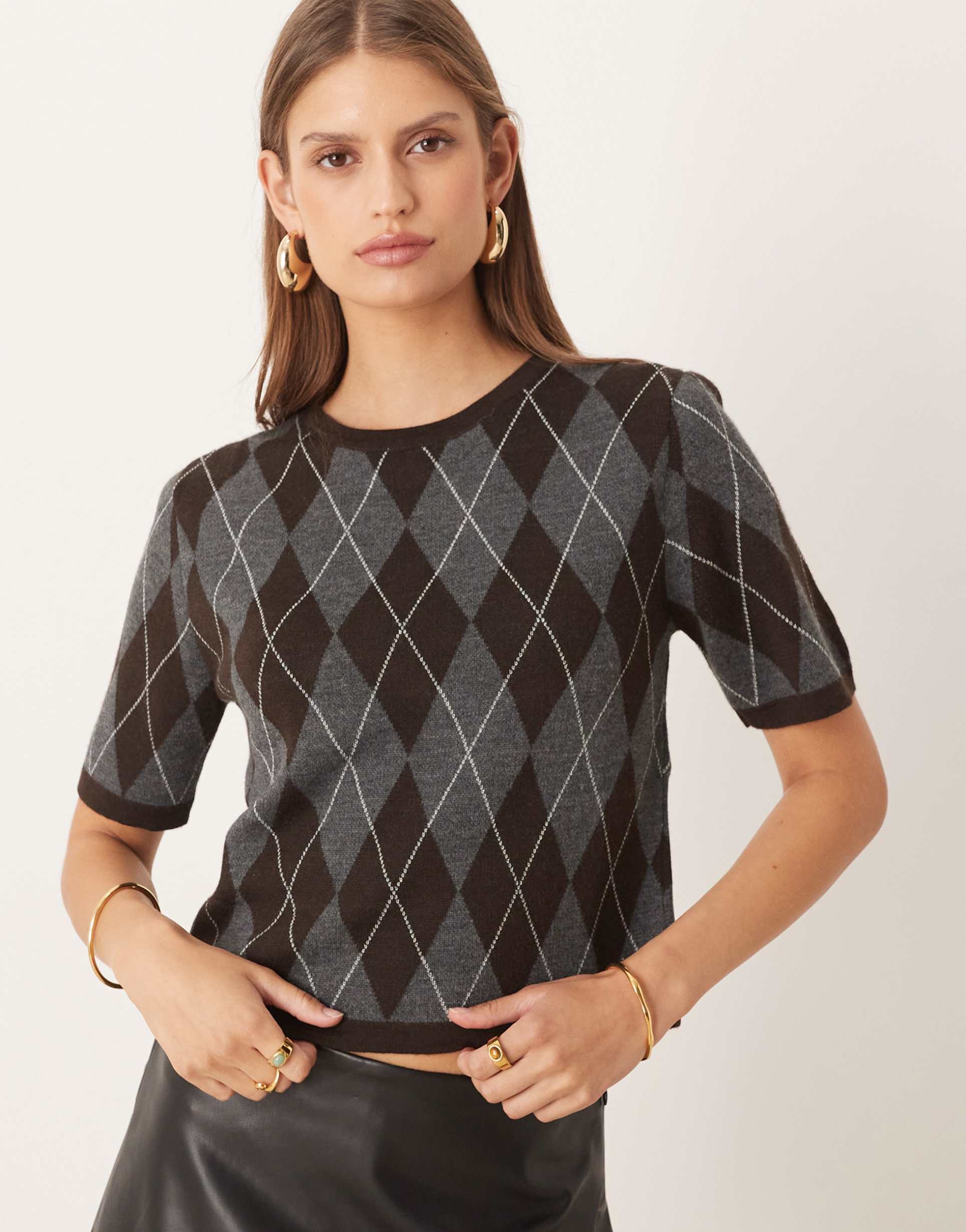 mango short sleeve knitted top in charcoal and burgundy argyle print