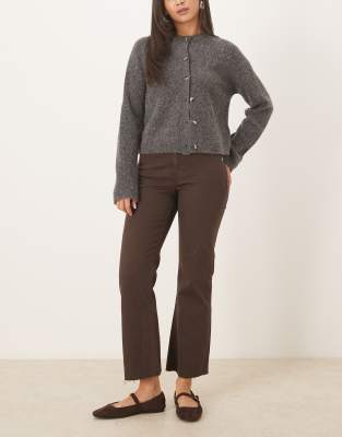Mango - Sienna - Kickflare-Jeans aus Baumwollmix in Braun mit Fransensaum-Brown