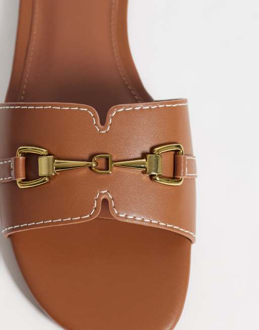 Mango – Slider aus Kunstleder in Mittelbraun mit Schnallendetail, 3 von 4