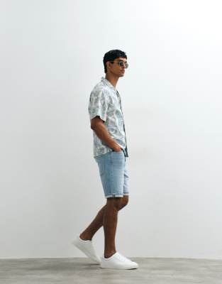 Джинсовые шорты Mango slim fit с закатанным низом светло голубого цвета