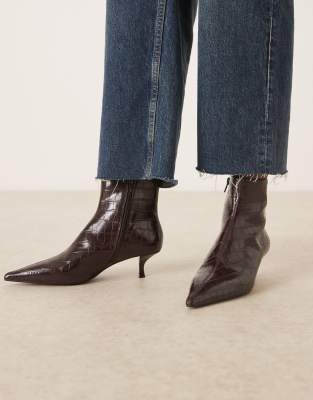 Mango - Spitz zulaufende Stiefeletten in Dunkelbraun in Kroko-Optik und mit Kitten-Heel-Absatz-Brown