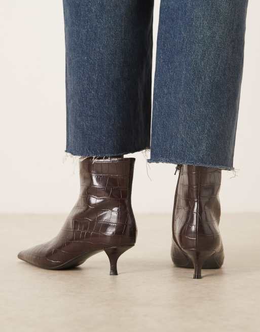 Mango – Spitz zulaufende Stiefeletten in Dunkelbraun in Kroko-Optik und mit Kitten-Heel-Absatz, 3 von 4