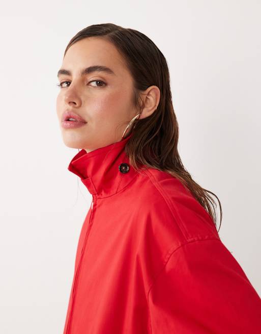 Mango starring Hailey Bieber – Jacke in leuchtendem Rot mit hohem Baumwollanteil und Stehkragen, 2 von 4