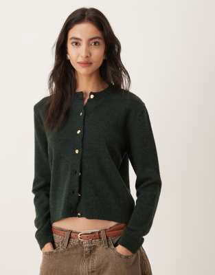 Mango - Strickjacke in Tannengrün mit Rundhalsausschnitt und goldfarbenen Knöpfen