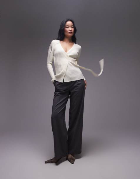 Mango – Strickjacke in Weiß mit Wickeloptik und eckiger Schnalle - view 1