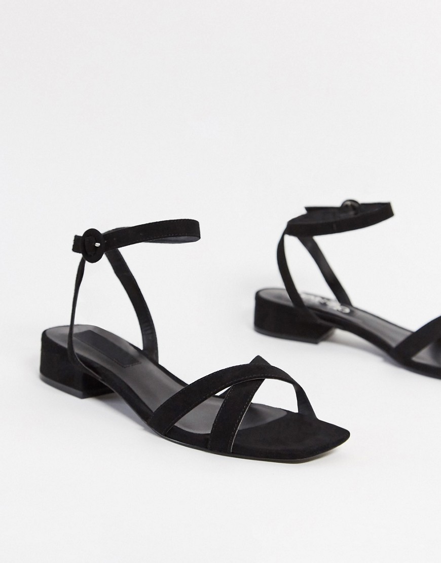 Mango – Svarta sandaler med korsade remmar