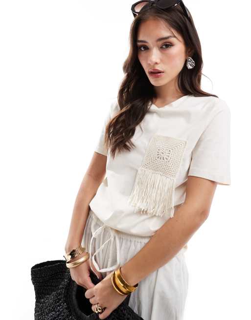 Mango - T-shirt all'uncinetto bianca con dettaglio quadrato con nappe