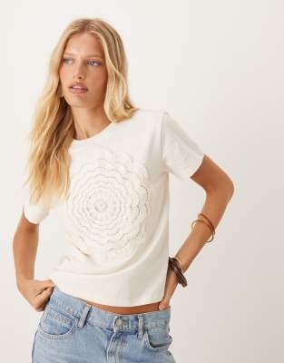 Mango - T-shirt in maglia color crema con fiore all'uncinetto - view 1
