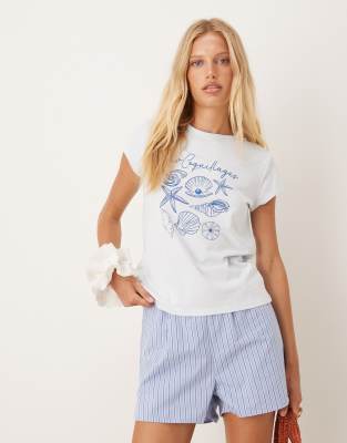 Mango - T-Shirt in Weiß mit Muschelprint-Blau