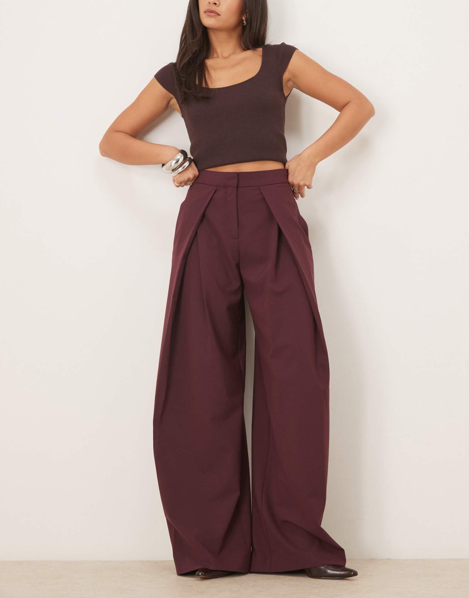 Темно-красные брюки с плиссировкой спереди от Mango, сшитые на заказ